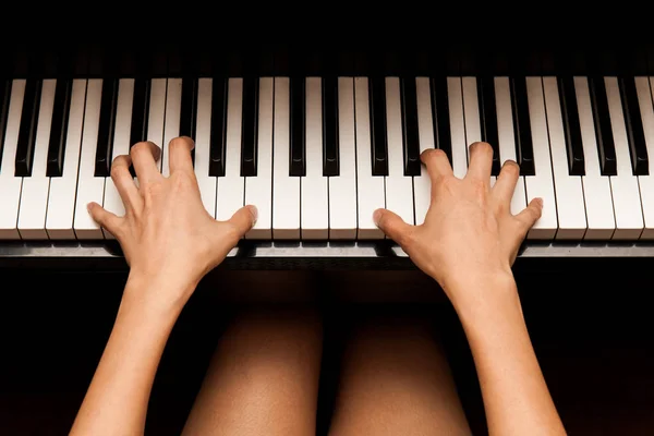 피아노를 치는 여자 손을 가까이 서 본 모습 — 스톡 사진