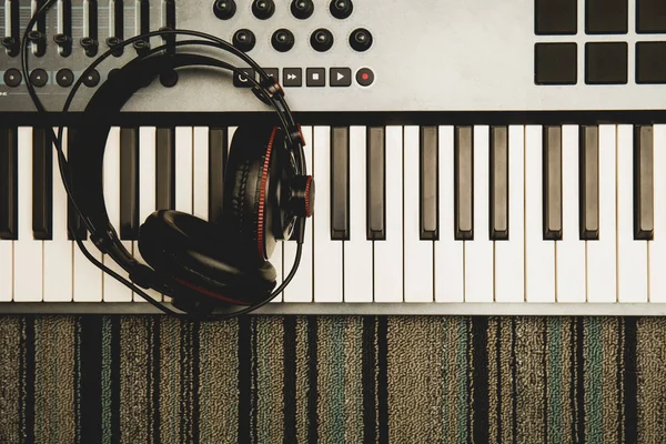 Vintage tone photo of headphones and piano keyboard for music. — Stock Photo, Image