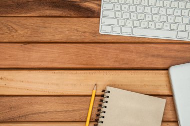 Dizüstü kitap kalem ve klavye ile Ofis masası. 
