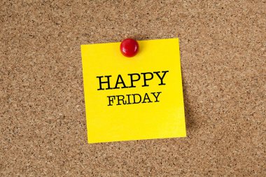 Mantar panosunda sarı hatırlatma yapışkan notu ile Happy friday kelime