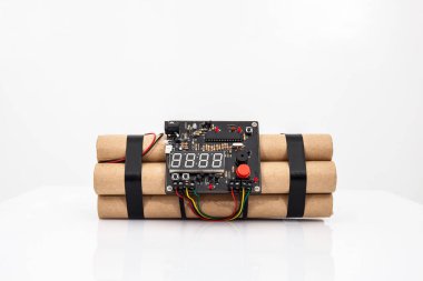 saatli bomba beyaz zemin üzerine izole bir çalışan elektronik clockwork ile
