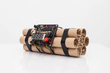 Beyaz arka plan üzerinde izole çalışan bir elektronik saat ile Ttime bomba