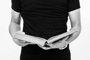 beyaz izole bir İncil tutan adam