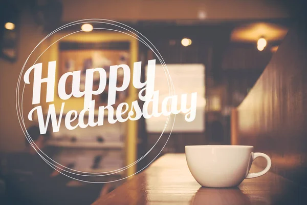 Щасливий середа слово з Вінтажний тон чашки кави на столі в кафе — стокове фото