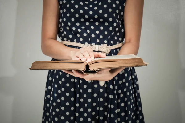 Un primer plano de una mujer cristiana leyendo la Biblia. — Foto de Stock