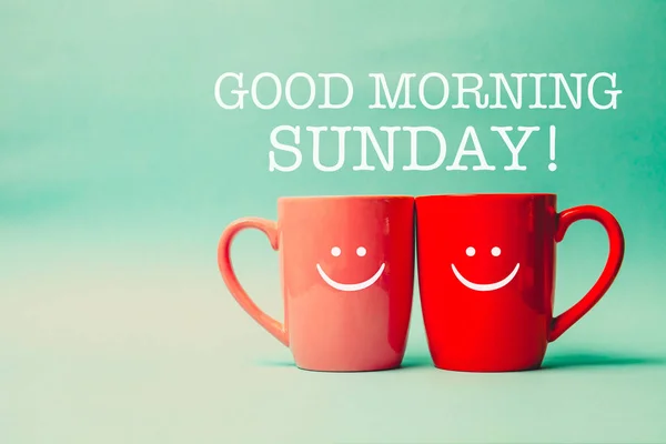 Boldog vasárnap szó két csésze kávét, és álljon össze — Stock Fotó