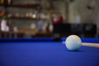 mavi bilardo masasında beyaz Bilardo topu