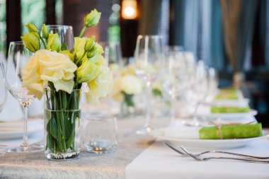 Restoranda çiçek bardakları