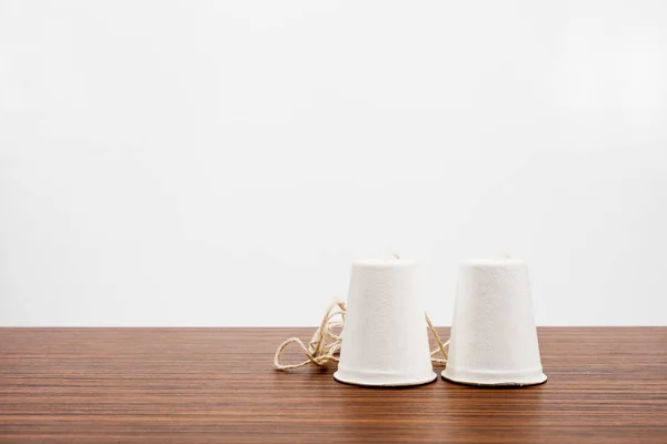 Klassiska papper kopp telefon på trä bakgrund — Stockfoto