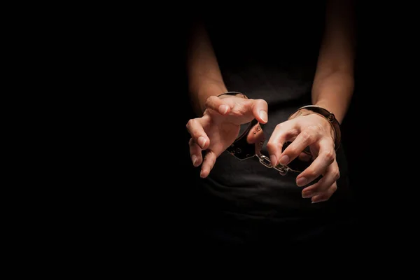 Женщина в наручниках на тёмном фоне — стоковое фото