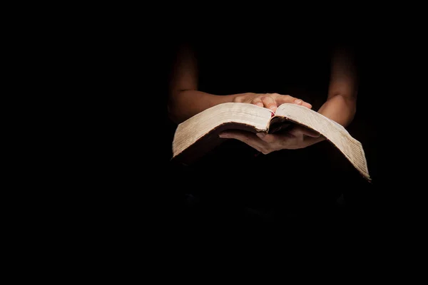 Uma mulher lendo a Bíblia Sagrada . — Fotografia de Stock