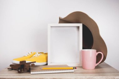 Tatil şeyler ile beyaz çerçeve mockup.
