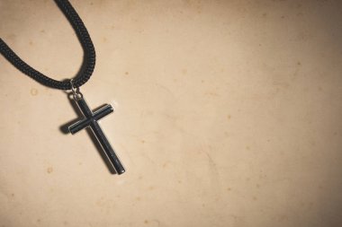 kahverengi eski bir kağıt üzerinde çapraz