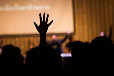 Siluet insanlar el kaldırarak