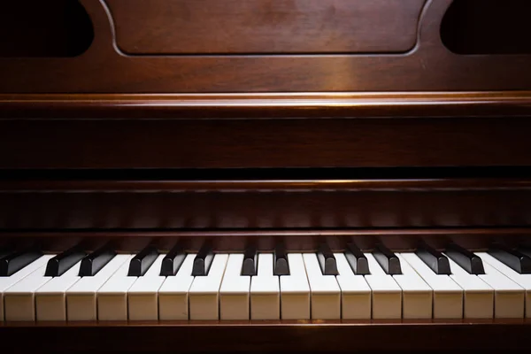 Un primer plano de piano de cola — Foto de Stock