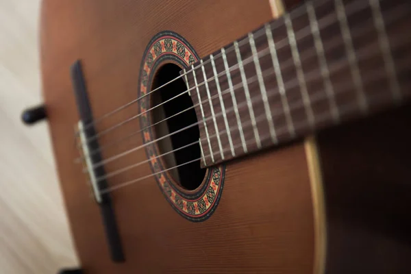 Detail der klassischen Gitarre mit geringer Schärfentiefe — Stockfoto