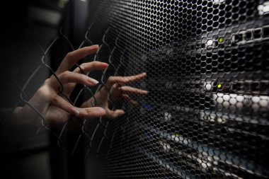 Sunucu arka planda kafes hücreli Kadın Eller. Hacker Kavramı