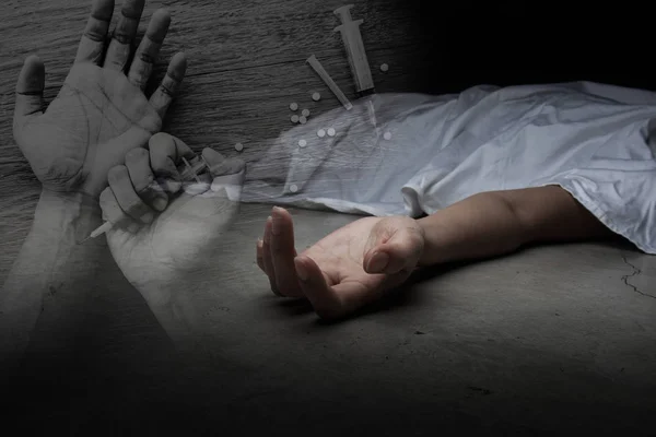 El cuerpo de la mujer muerta. Enfoque en la mano con antecedentes de drogas — Foto de Stock