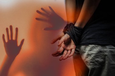 bir kadın insan ticareti kavramı ile bir düğüm kravat