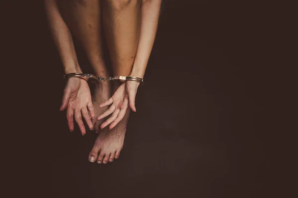 Женщина с наручниками, концепция торговли людьми — стоковое фото