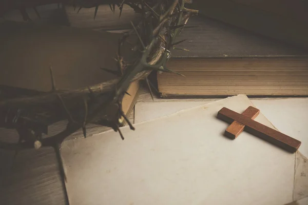 가시와 나무 십자가의 면류관 — 스톡 사진