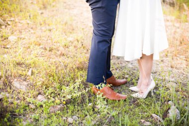 Sevgili kavramı, bir erkek ve bir kadın ayaklarının yerde durması..