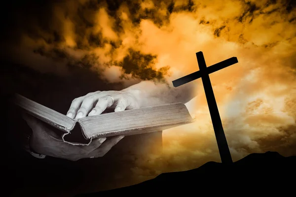 Eine Bibel mit Kreuz-Hintergrund — Stockfoto