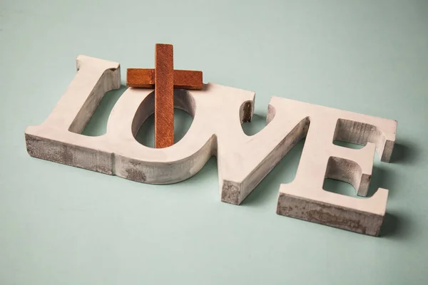 Bogowie kochają. krzyż drewniany — Zdjęcie stockowe