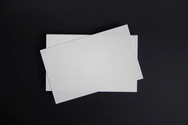 Attrappe von Visitenkarten Fan-Stack auf schwarzem strukturiertem Papier Hintergrund. — Stockfoto