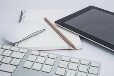 teçhizatlı ofis tablosu