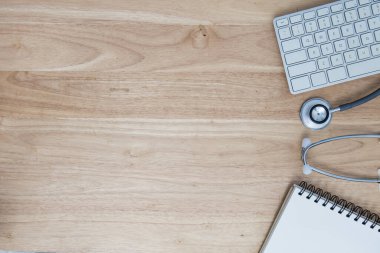 Doktor aracı steteskop masa arka planında