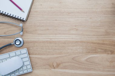 Doktor aracı steteskop masa arka planında