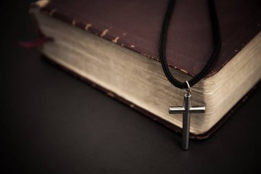 Haçlı eski kitaplar. din kavramı.