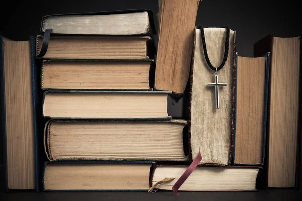 Vecchi Libri Con Croce Concetto Religione — Foto Stock