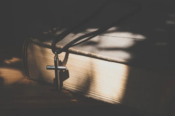 Kreuz Mit Bibel Religionskonzept — Stockfoto