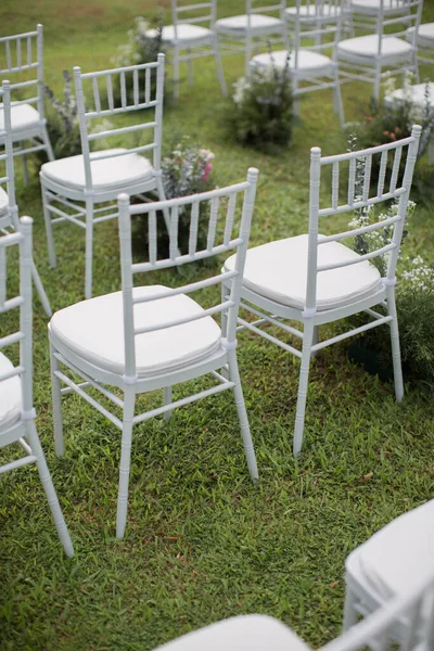 Weiße Stühle Auf Einer Wiese — Stockfoto