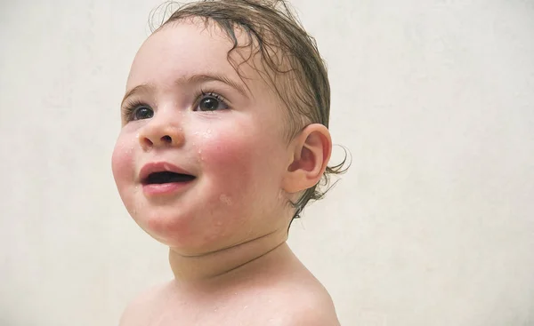 Dítě, směje se ve vaně — Stock fotografie