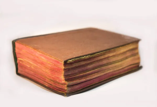 白で隔離される古い聖書の本 — ストック写真