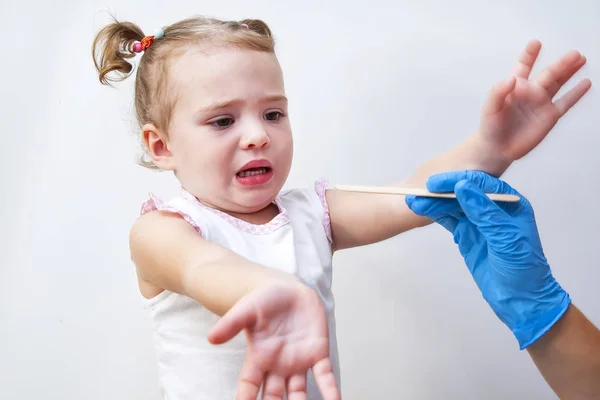 Gadis kecil yang lucu yang takut akan pemeriksaan dokter anak — Stok Foto