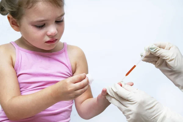 Imagem da menina que tem coleta de sangue para testes — Fotografia de Stock