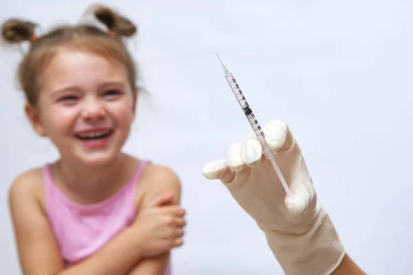 Médico administrando una vacuna inyectable a una niña . —  Fotos de Stock