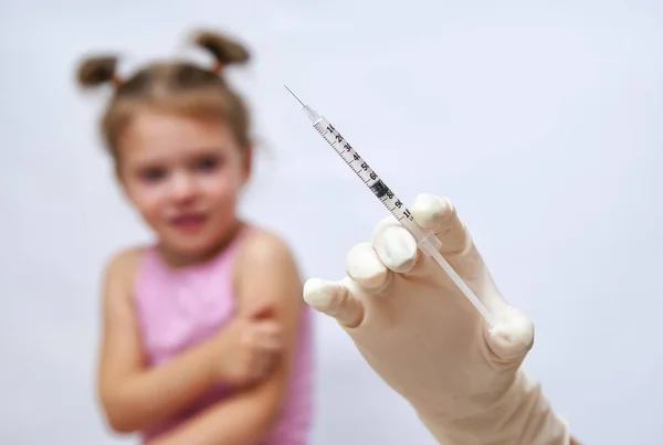 Doctor doing vaccine injection to little girl — Stock Photo, Image