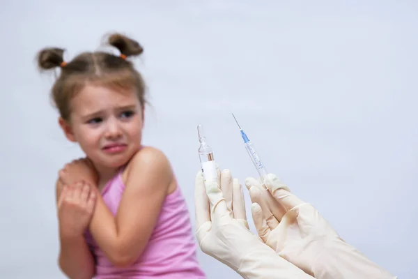 Médico fazendo injeção de vacina para menina chorando — Fotografia de Stock