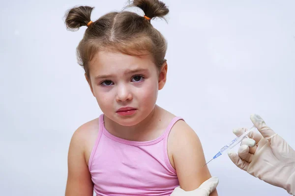 Médico administrando una vacuna inyectable a una niña . —  Fotos de Stock