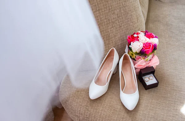 Poranna kompozycja ślubna. Widok z góry obrączki, piękny bukiet różowych kwiatów i skórzanych butów. — Zdjęcie stockowe