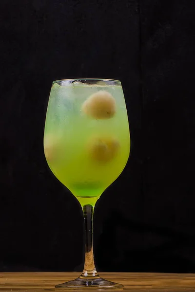 Lychee Och Gröna Äpple Cocktail Med Vodka Mörk Bakgrund — Stockfoto