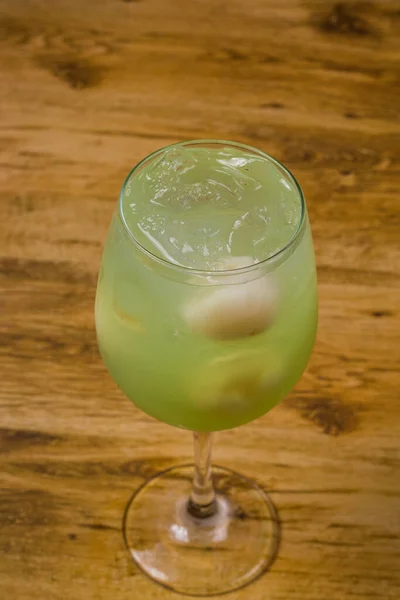 Lychee Coquetel Maçã Verde Com Vodka Fundo Madeira — Fotografia de Stock