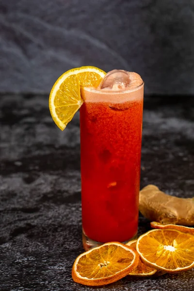 Красный Напиток Апельсином Имбирем Заднем Плане Красный Коктейль — стоковое фото