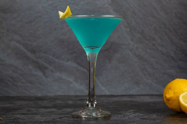 Blå Lagunen Alkohol Cocktail Konkret Bakgrund — Stockfoto