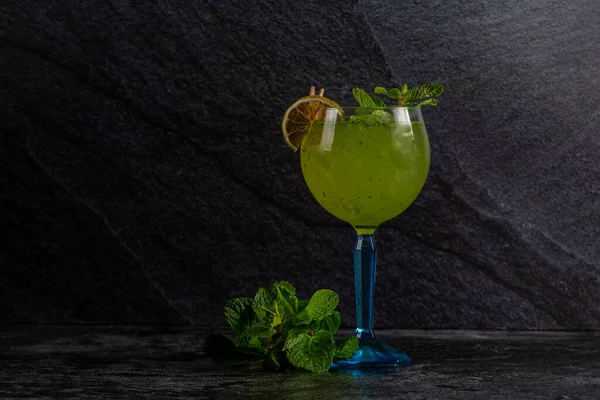 Uppfriskande Alkoholhaltig Dryck Med Citron Och Mynta Ett Isglas — Stockfoto